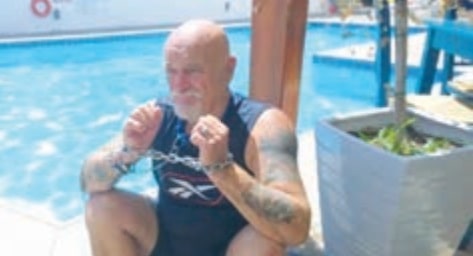 Αλυσοδέθηκε για να διαμαρτυρηθεί για τις κακοποιήσεις ζώων στην Κρήτη!!He chained himself  to complain about the animal abuse in Crete!!
