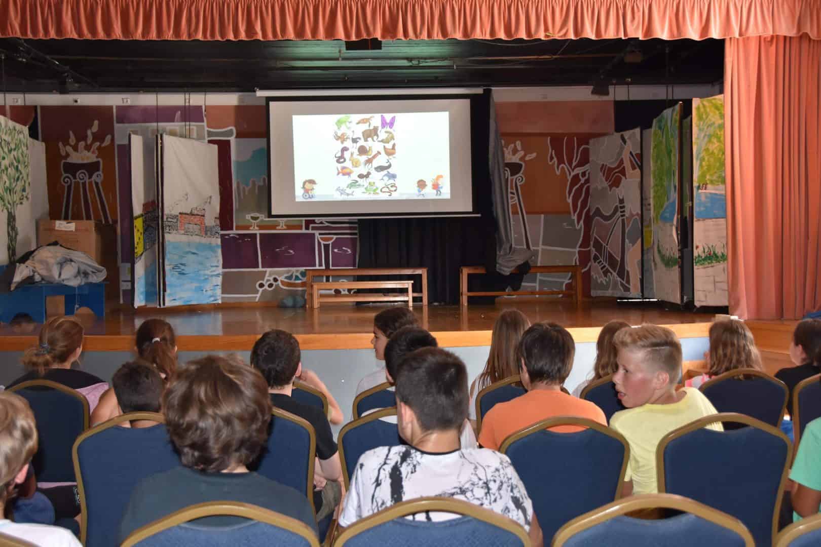 Tο Πρόγραμμα της ΠΦΠΟ ”Άνθρωποι και Ζώα Συγκάτοικοι στον ίδιο Πλανήτη” στο Δημοτικό σχολείο Βάρκιζας/THE PROGRAM OF THE P.F.P.O “PEOPLE AND ANIMALS: ROOMATES ON THE SAME PLANET” WAS PRESENTED AT PRIMARY SCHOOL IN VARKIZA
