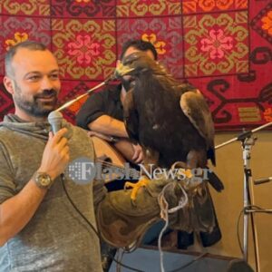 Αετοί Σκλάβοι Γερακάρηδων Mε Νοσηρές Συμπεριφορές Αντί Ελεύθεροι Και Δυνατοί Στον Αέρα.