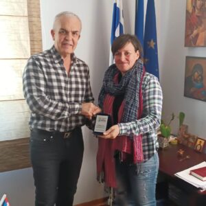 Βράβευση της εθελόντριας Φωτεινής Σιάκκα, προέδρου της Ομάδας Εθελοντών Φιλόζωων Κυμίνων-Μαλγάρων και μέλος της Π.Φ.Π.Ο
